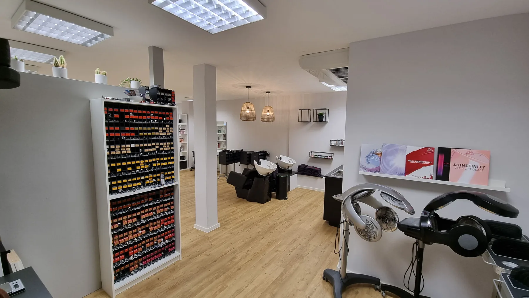 Blick in den Salonbereich der Hair Lounge Erlangen