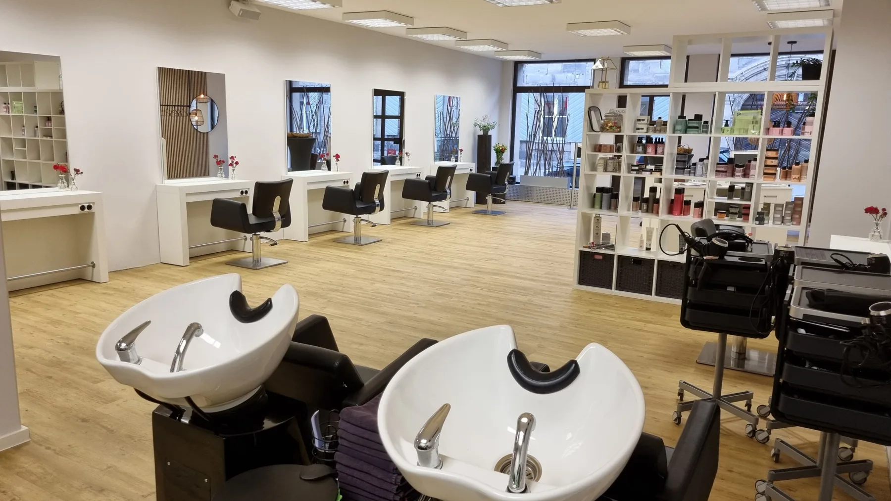 Ruhiger Salonbereich der Hair Lounge Erlangen mit sechs Behandlungsplätzen